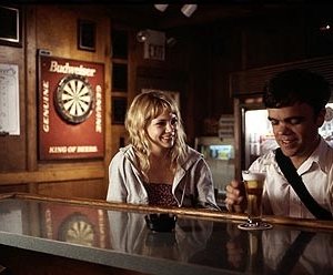 Michelle Williams e Peter Dinklage in una scena di The Station Agent