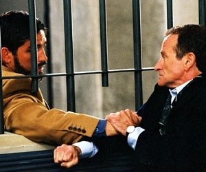 Robin Williams e James caviezel in una scena drammatica di The Final Cut