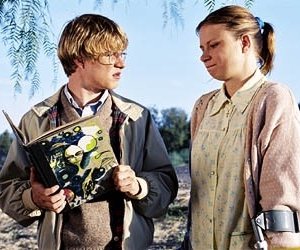 Brady Corbet e Mary Lynn Rajskub in una scena di Mysterious Skin