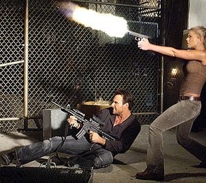 Christian Slater e Tara Reid in una scena di Alone in the Dark