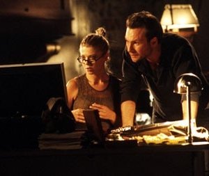 Christian Slater con Tara Reid in una scena di Alone in the Dark