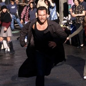 Christian Slater in una scena di Alone in the Dark