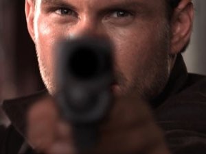 Christian Slater in una sequenza di Alone in the Dark