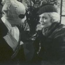 Claude Rains e Gloria Stuart in una scena del film L'uomo invisibile