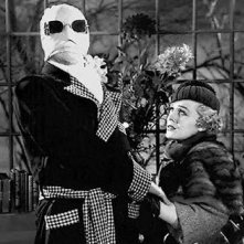 Claude Rains con Gloria Stuart in una scena de L'uomo invisibile