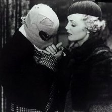 Claude Rains accanto Gloria Stuart in una scena de L'uomo invisibile