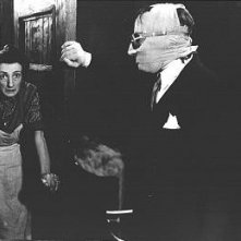 L'attore inglese Claude Rains interpreta L'uomo invisibile