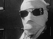 primo piano di Claude Rains nei panni de l'uomo invisibile