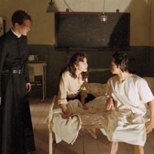 Gabriel Mann, Clara Bellar e Billy Crawford in una scena di Dominion: A Prequel to the Exorcist