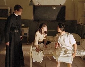 Gabriel Mann, Clara Bellar e Billy Crawford in una scena di Dominion: A Prequel to the Exorcist