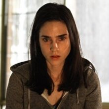 Jennifer Connelly in una scena dell'horror dark Water