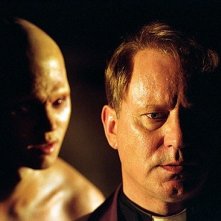 Stellan Skarsgard in una scena orrorifica di Dominion: A Prequel to the Exorcist