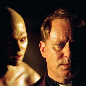 Stellan Skarsgard in una scena orrorifica di Dominion: A Prequel to the Exorcist