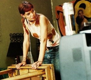 Katie Holmes in una sequenza del film Schegge di April