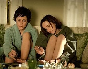 Mary-Louise Parker e Jena Malone in una scena di Saved!