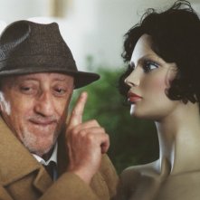 Carlo Delle Piane in una scena del film Nessun messaggio in segreteria