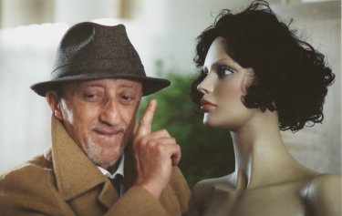 Carlo Delle Piane in una scena del film Nessun messaggio in segreteria