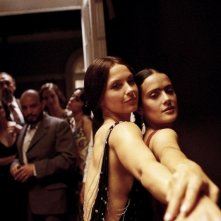 Salma Hayek ed Ashley Judd in una scena di Frida