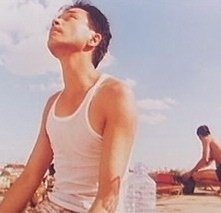 Leslie Cheung e Tony Leung Chiu Wai (sullo sfondo) in una scena di Happy Together