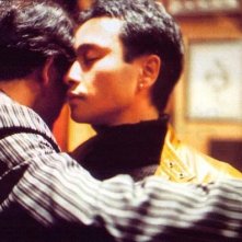 Leslie Cheung in una romantica scena di Happy Together