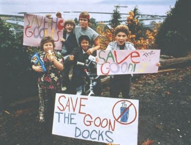 Sul set de I Goonies: Jeff Cohen, Sean Astin, Josh Brolin, Corey Feldman e Jonathan Ke Quan