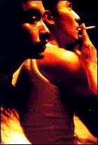 Tony Leung e Leslie Cheung in una foto di scena per Happy Together