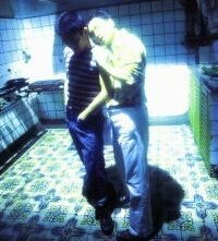 Tony Leung e Leslie Cheung in una scena di Happy Together di Wong Kar-wai