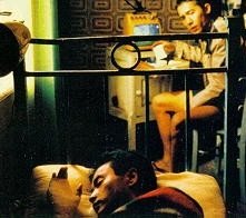 Tony Leung e Leslie Cheung in una scena di Happy Together diretto Wong Kar-wai