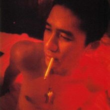 Una sensuale immagine di Tony Leung in una foto di scena per Happy Together
