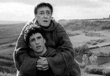 Totò e Ninetto Davoli in una scena di Uccellacci e uccellini