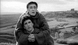 Totò e Ninetto Davoli in una scena di Uccellacci e uccellini