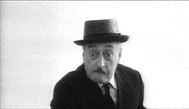 Totò in una scena di Uccellacci e uccellini