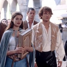 Anne Hathaway e Hugh Dancy in una scena di Ella Enchanted