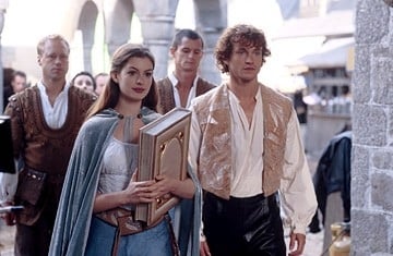 Anne Hathaway e Hugh Dancy in una scena di Ella Enchanted