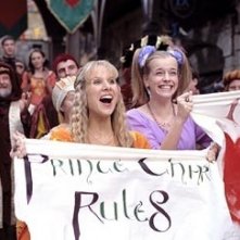 Jennifer Higham e Lucy Punch in una scena di Ella Enchanted