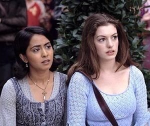 Parminder Nagra e Anne Hathaway in una scena di Ella Enchanted
