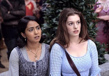 Parminder Nagra e Anne Hathaway in una scena di Ella Enchanted