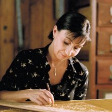 Ariane Ascaride in una scena di Le ricamatrici