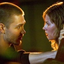Chad Michael Murray ed Elisha Cuthberth in una scena de La maschera di cera