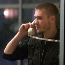 Chad Michael Murray al telefono in una scena de La maschera di cera