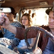 Damon Herriman, Jared Padalecki ed Elisha Cuthbert in una scena de La maschera di cera