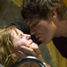 Elisha Cuthbert e Brian Van Holt in una scena de La maschera di cera