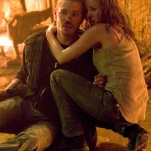 Elisha Cuthbert e Chad Michael Murray in una scena de La maschera di cera