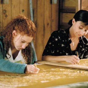 Lola Naymark e Ariane Ascaride in una scena di Le ricamatrici