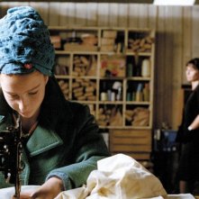 Lola Naymark in una scena di Le ricamatrici