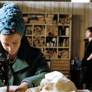 Lola Naymark in una scena di Le ricamatrici