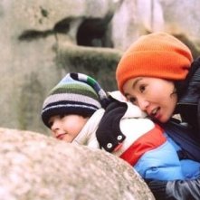 Maggie Cheung e il piccolo James Dennis in una scena di Clean