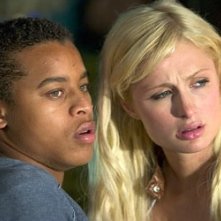 Paris Hilton con Robert Ri'chard in una scena de La maschera di cera