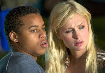 Paris Hilton con Robert Ri'chard in una scena de La maschera di cera