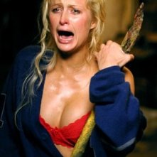 La sexy Paris Hilton in una scena de La maschera di cera